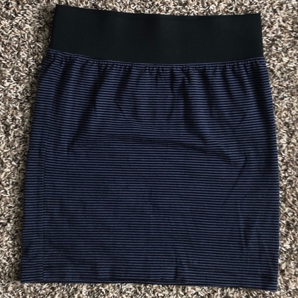 Black and Blue mini skirt - Picture 3 of 4